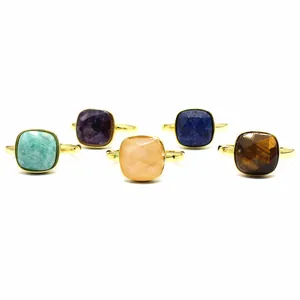 Sélection de bagues plaquées or 24 carats avec des pierres naturelles facettées carrées colorées