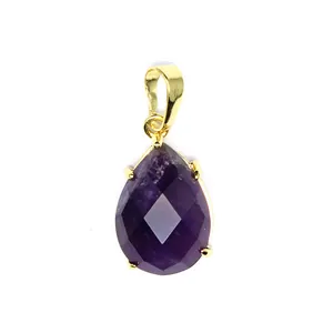 Gros plan d'un pendentif en pierre naturelle violette taillée en forme de goutte d'eau.