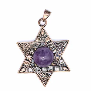 Détail d'un pendentif hexagramme vintage avec incrustation de pierre de cristal violette.