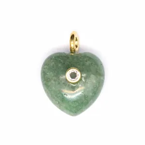 Vue détaillée d'un pendentif cœur en pierre naturelle verte avec un zircon incrusté.
