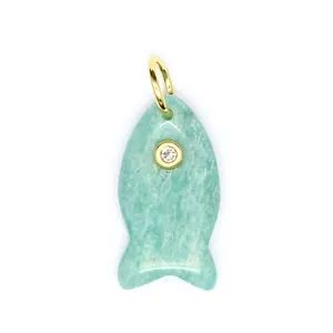 Nahaufnahme eines kleinen Fischanhängers aus Amazonit-Stein mit funkelndem Zirkon-Detail