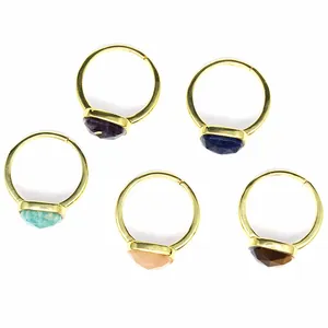 Vue détaillée de 5 bagues en pierre naturelle, plaquées or 24 carats, taille carrée.