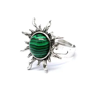 Vintage silberfarbener Ring in Sonnenform mit grünem Stein und verstellbarem Band.