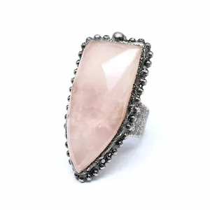 Descripción detallada de un anillo de escudo vintage con piedra natural rosa facetada