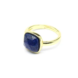 Gros plan d'un lapis-lazuli facetté carré sur une bague ajustable plaquée or 24 carats
