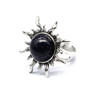 Detailansicht eines Vintage Silberrings in Sonnenform mit funkelndem blauem Sandstein.