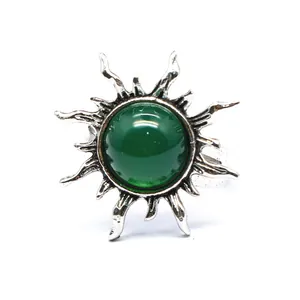 Detailaufnahme eines retro sonnenförmigen offenen Rings mit grüner Naturstein-Einlage