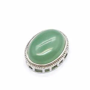 Detailopname van ovale groene kristallen hanger met zilverkleurige decoratieve voet