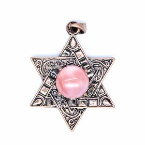 Vue détaillée d'un pendentif Étoile de David vintage avec pierre naturelle rose