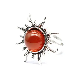 Detailaufnahme eines Vintage Sonnenrings mit rotem Naturstein und verstellbarer Ringschiene.