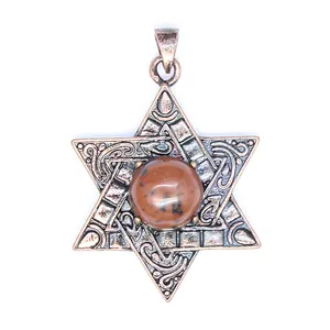 Vue détaillée d'un pendentif Étoile de David en cuivre antique avec pierre de Picasso polie