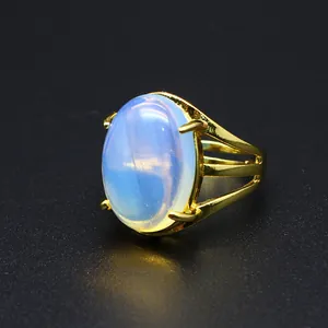 Vista dettagliata di un elegante anello placcato oro 24k con una grande gemma ovale.