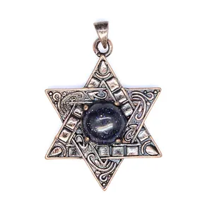 Gros plan d'un pendentif hexagramme vintage avec une pierre de sable bleu au centre.
