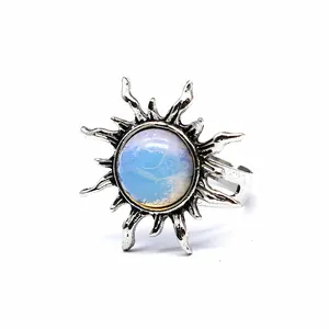 Nahaufnahme eines sonnenförmigen silbernen Vintage-Rings mit rundem Opal-Mittelstein