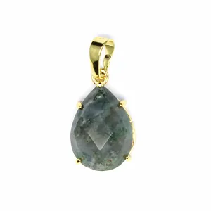 Gros plan détaillé d'un pendentif en agate indienne à facettes monté sur or.