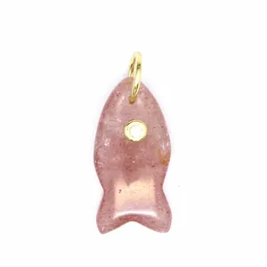 Detailansicht eines niedlichen Fisch-Anhängers aus rosa Naturstein mit Zirkon-Einlage