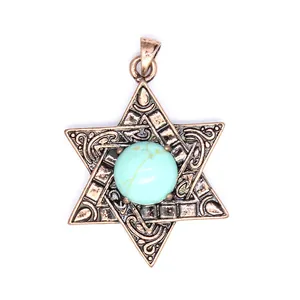 Gros plan d'un pendentif Étoile de David vintage avec pierre turquoise
