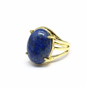 Vista dettagliata dell'anello regolabile placcato oro 24k con grande pietra lapislazzuli blu