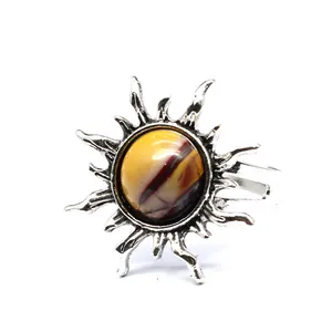 Detailaufnahme eines Vintage Sonnenrings mit einem runden Tigerauge Schmuckstein