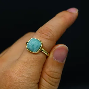 Détail rapproché d'une bague plaquée or 24 carats avec une pierre naturelle d'amazonite carrée.