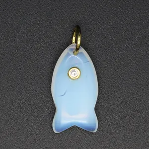 Detailaufnahme eines süßen hellblauen Fisch-Anhängers aus Amazonit mit Zirkonia-Auge.
