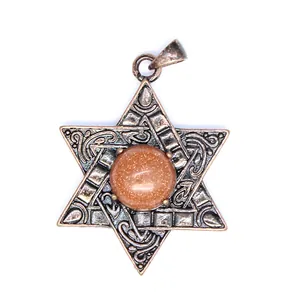 Pendentif étoile de David vintage en bronze avec détails gravés et pierre de sable dorée.