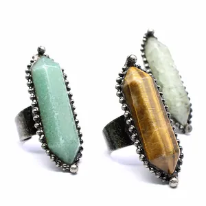 Primer plano de anillos vintage de piedra natural hexagonal con ojo de tigre y aventurina