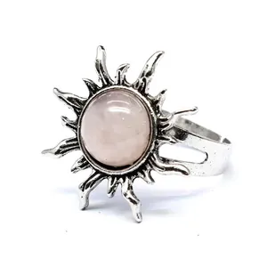 Nahaufnahme eines Retro-Sonne-Ringes mit einem polierten, runden Rosenquarz-Stein.