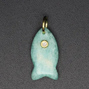 Nahaufnahme eines niedlichen Fisch-Anhängers aus grünem Amazonit mit einem Zirkonia-Stein