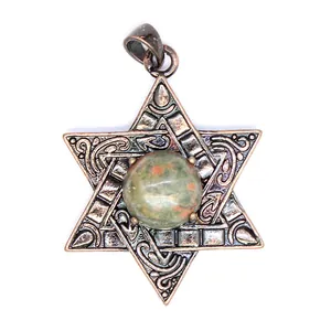 Vue détaillée d'un pendentif étoile de David rétro avec pierre naturelle verte et rouge