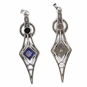 Nahaufnahme von zwei Vintage Silberanhängern mit blauem Naturstein-Inlay Design