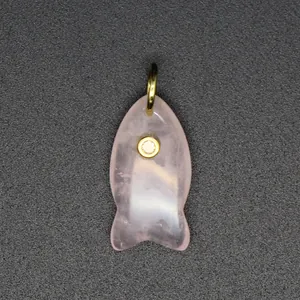 Makroansicht eines Fisch-Anhängers aus Rosenquarz mit Zirkonia und Goldöse