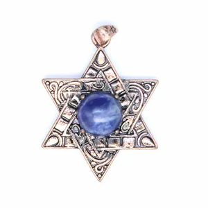 Vue détaillée d'un pendentif Étoile de David en bronze vintage avec pierre naturelle
