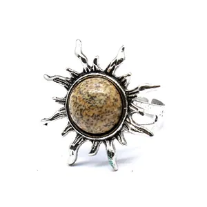 Detailansicht eines Vintage-Sonnenrings mit einem natürlichen gemusterten Stein.