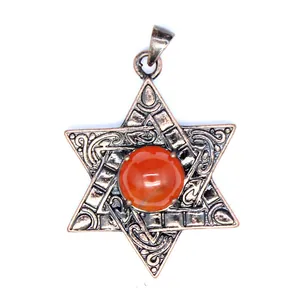 Pendentif vintage Étoile de David avec une pierre rouge centrale