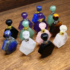 Vue détaillée de divers pendentifs flacons de parfum en cristal de pierre naturelle