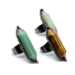 Primer plano de anillos de piedra natural vintage con columnas hexagonales en plata