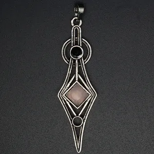 Detail des Vintage Silber-Anhänger mit natürlichem rosa Erdbeerkristall-Stein.