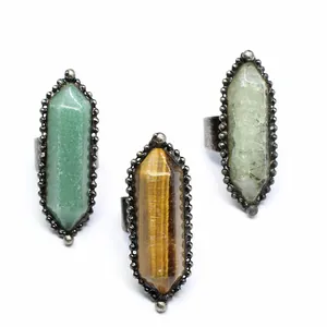 Primer plano de anillos de piedra natural vintage con puntas de cristal hexagonales