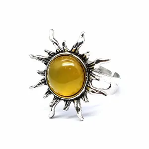 Makrodetail eines silbernen Sonnenrings im Vintage-Stil mit einem gelben Tigerauge