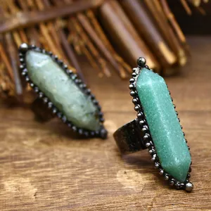Primer plano detallado de un anillo vintage con pilar de piedra natural hexagonal verde