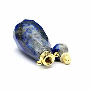 Detalle del colgante difusor de aceites esenciales de lapislázuli con tapón de rosca dorado