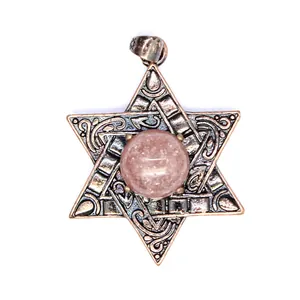 Gros plan du pendentif étoile de David en bronze avec incrustation de pierre naturelle.