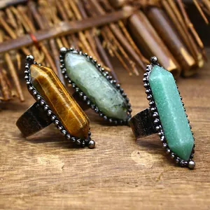 Vista detallada de anillos vintage con pilares hexagonales de piedra natural y ojo de tigre