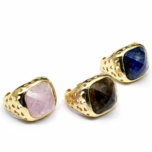 Dettaglio di anelli spessi placcati oro 24k con ametista naturale e pietre lapislazzuli