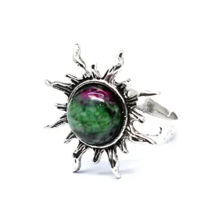 Detailansicht eines verstellbaren Vintage-Sonnenrings mit grün-violettem Naturstein-Inlay