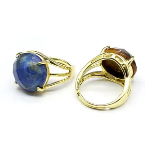 Nahaufnahme von facettierten Lapislazuli- und Tigeraugen-Ringen mit verstellbarem Goldband