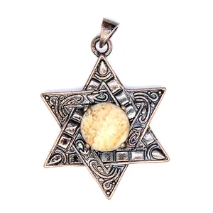 Gros plan d'un pendentif étoile de David vintage avec pierre Picasso ronde en cuivre antique