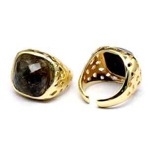Dettaglio dell'anello placcato oro 24k con pietra di cristallo naturale e fascia