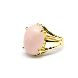 Dettaglio di un anello di lusso placcato oro 24k con una grande pietra rosa ovale